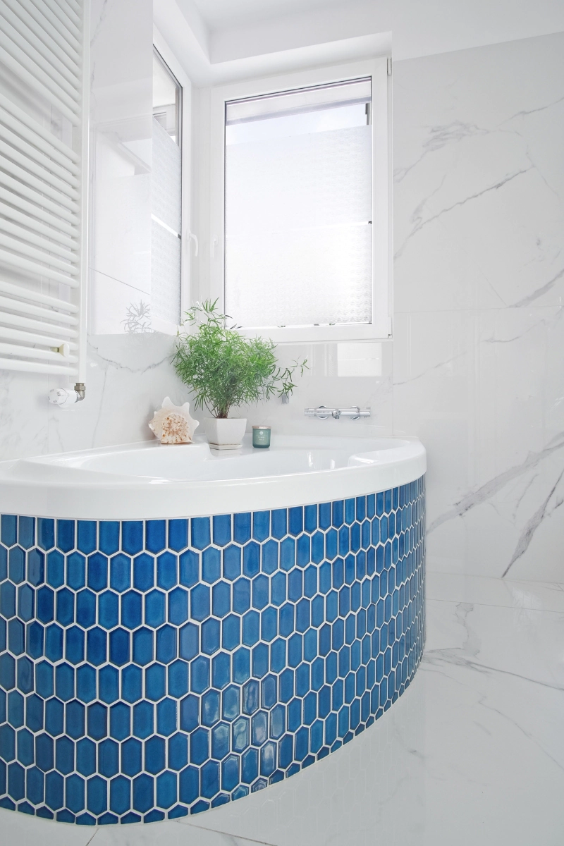stylowa-lazienka-z-mozaika-do-obudowy-wanny-heksalong-glebia-oceanu-polysk-raw-decor