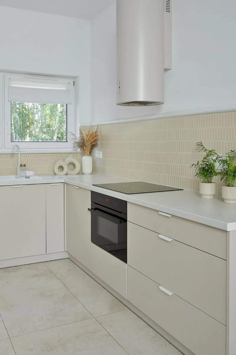 jasny-bez-kolor-plytek-eclair-paris-cream-matowy-raw-decor-trendy-wnetrzarskie-2026-w-kuchni