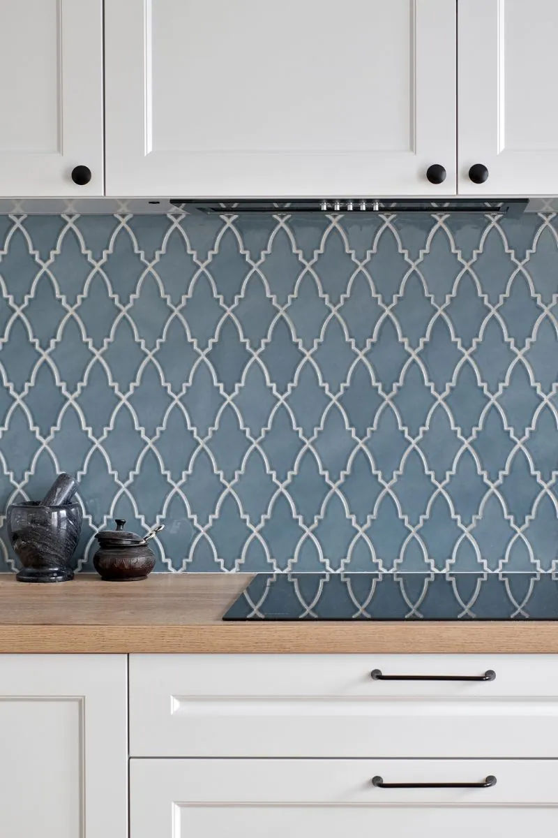 kolor-roku-2026-na-scianie-w-kuchni-plytki-raw-decor-arabeska-shield-teal-blue-biale-meble-trendy-2026
