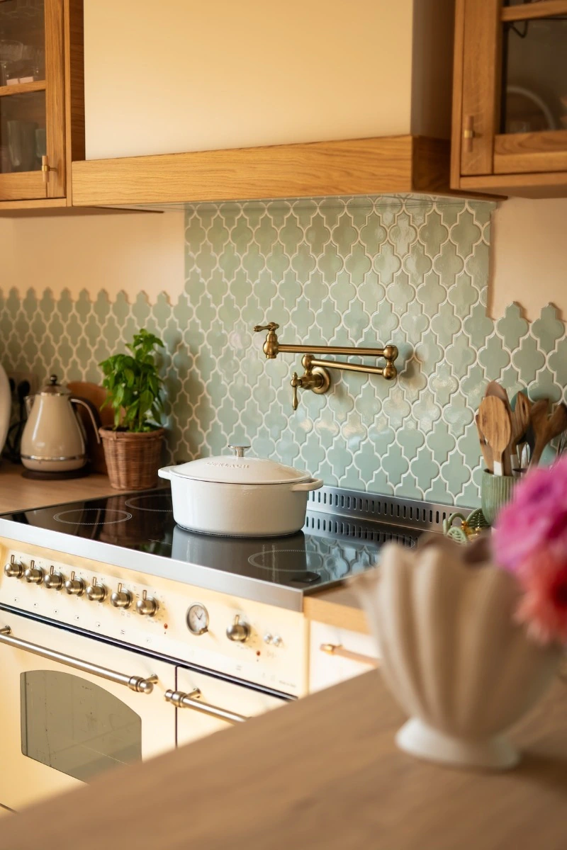 jakie-plytki-do-kuchni-z-drewnianym-blatem-arabeska-dover-sage-polysk-raw-decor