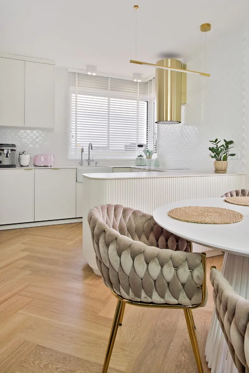 kuchnia-bez-gornych-szafek-otwarte-polki-inspiracje-mozaika-flabellum-white-polysk-raw-decor-na-scianie-trendy-2025