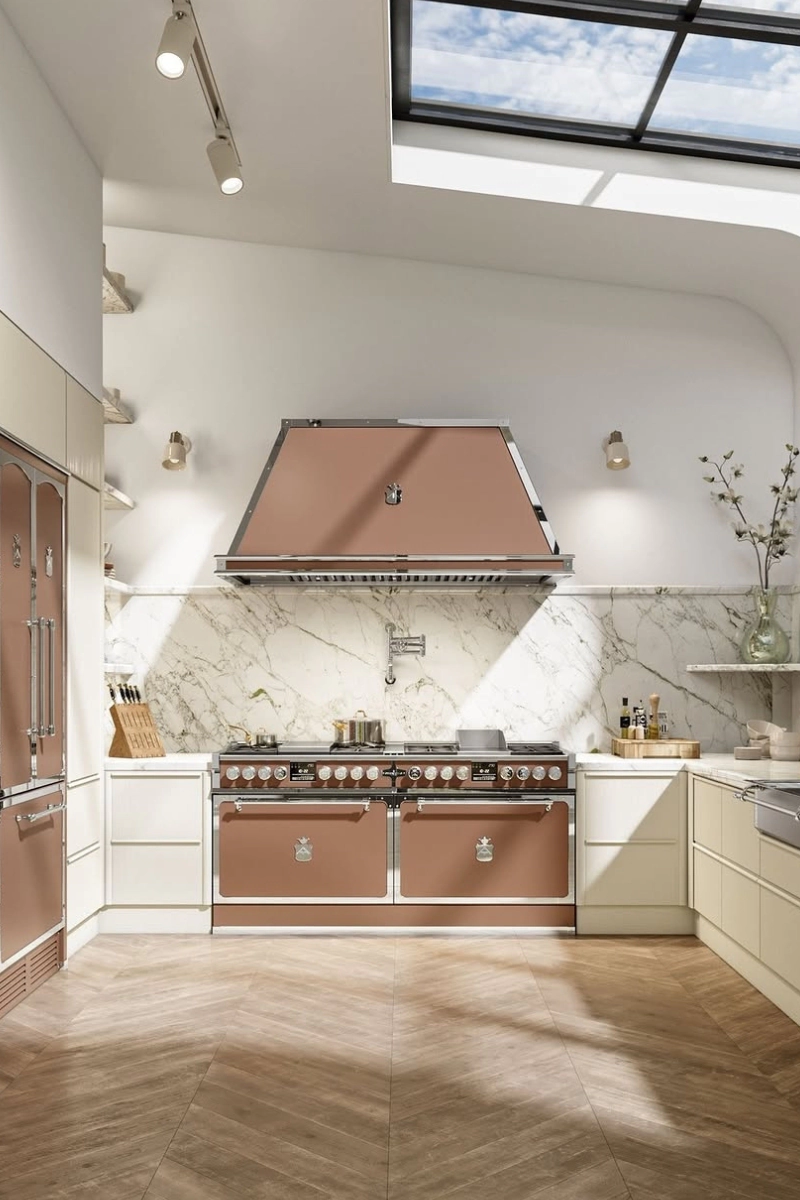 modne-dodatki-do-wnetrz-w-kolorze-roku-pantone-kuchenka-mocha-mousse-styl-amerykanski-porady-raw-decor-zrodlo-ig-officine_gullo