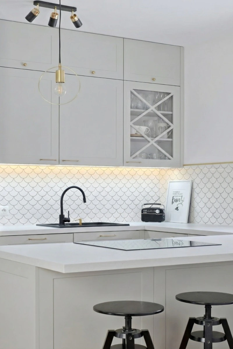 jaki-kolor-plytek-do-szarych-mebli-kuchennych-flabellum-white-polysk-raw-decor
