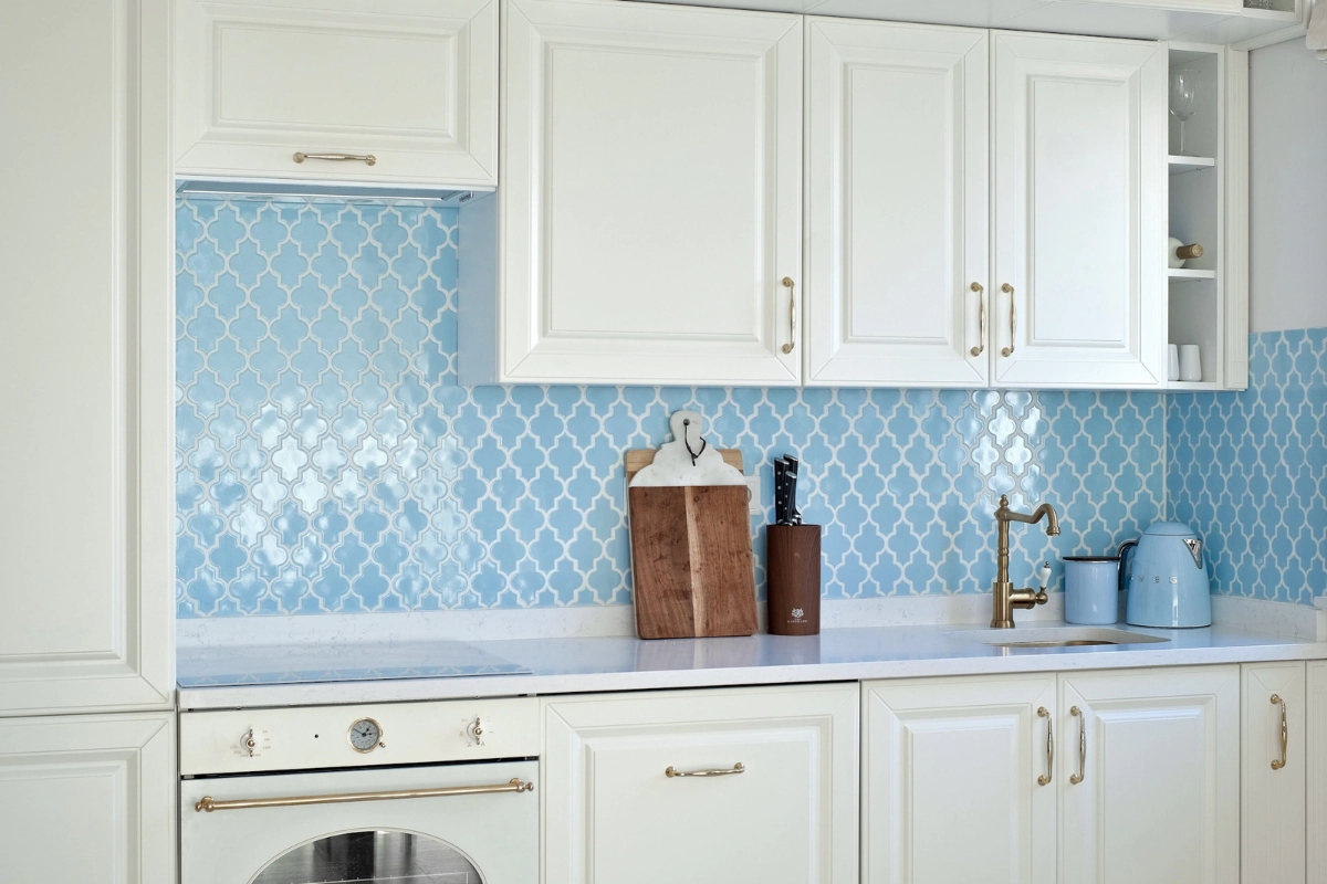 kuchnia-hamptons-niebieskie-plytki-pastelowe-arabeska-raw-decor-amerykanskie-wnetrza-domow