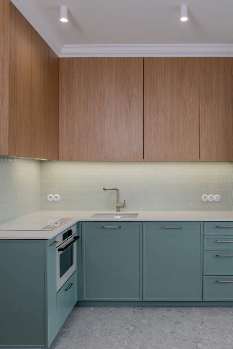 jakie-kuchnie-sa-modne-w-2025-roku-plytki-eclair-paris-sage-matowy-raw-decor-zrodlo-ig-wieteska.wnetrza