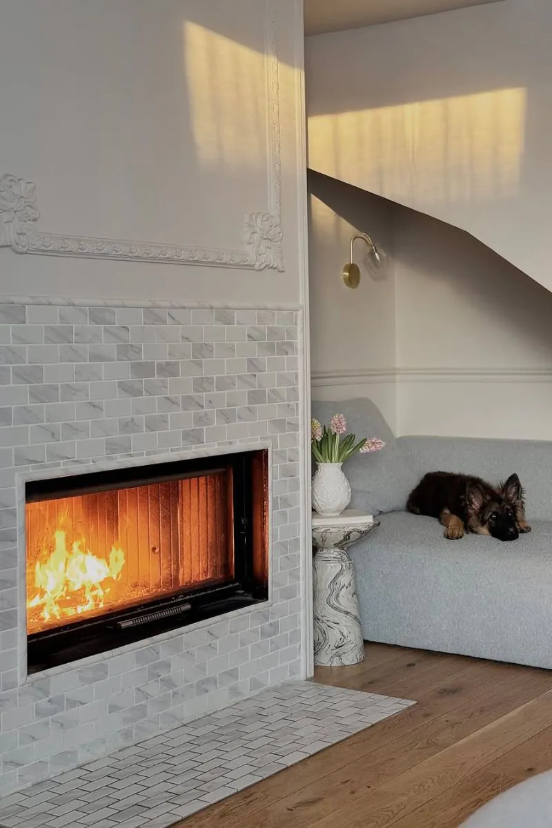 przytulny-dom-z-kominkiem-w-plytkach-cegielka-xl-marble-matowa-raw-decor-zrodlo-ig-ange.likes