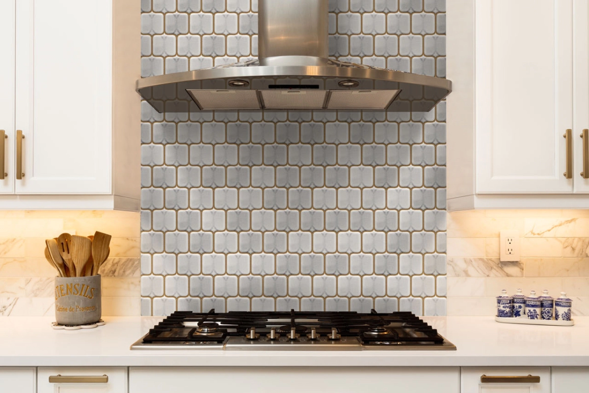 wnetrze-domu-nowoczesnego-ryflowane-dodatki-plytki-arabeska-antique-grey-raw-decor-na-scianie-w-kuchni