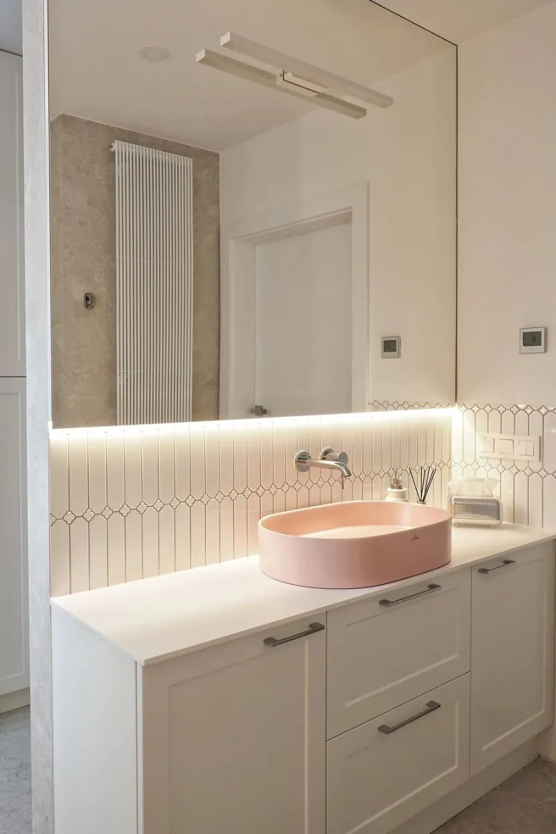 co-zamiast-rozowych-plytek-w-lazience-biale-wnetrze-kolorowa-armatura-na-scianie-cecile-bialy-polysk-raw-decor-zrodlo-ig-para_wnetrza