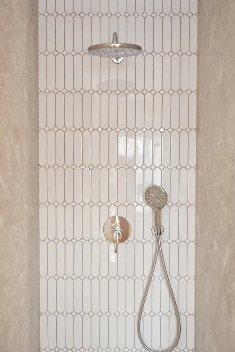 mozaika-ceramiczna-cecile-bialy-polysk-raw-decorna-scianie-pod-prysznicem-zrodlo-ig-para_wnetrza