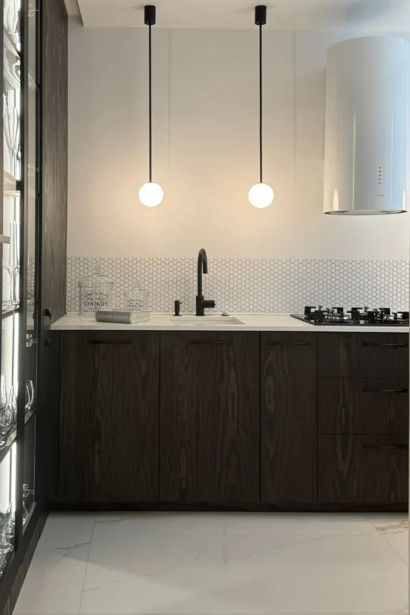 czym-charakteryzuje-sie-soft-loft-w-kuchni-wnetrze-z-plytkami-na-sciane-fartuch-kuchenny-heksagon-maly-bialy-matowy-raw-decor-zrodlo-ig-monika__nykiel