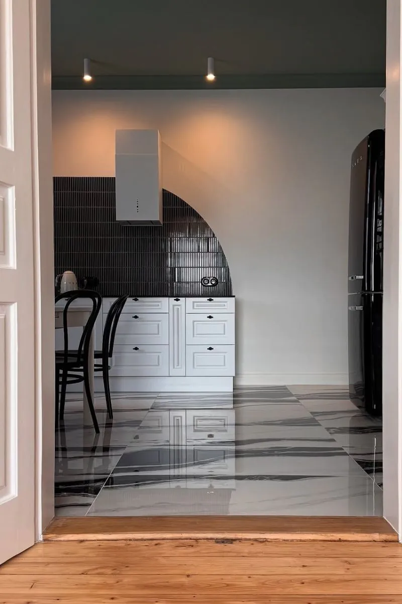 czym-rozni-sie-soft-loft-od-industrialnego-podpowiada-raw-decor-kuchnia-plytki-na-sciane-miedzy-szafkami-stick-czarny-matowy-zrodlo-ig-monika__nykiel