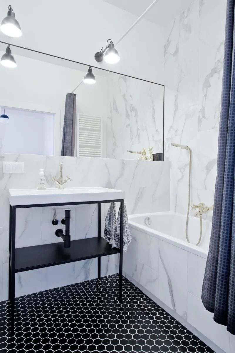 jak-urzadzic-wnetrze-w-stylu-soft-loft-lazienka-z-mozaika-heksagon-duzy-czarny-matowy-raw-decor-na-podlodze