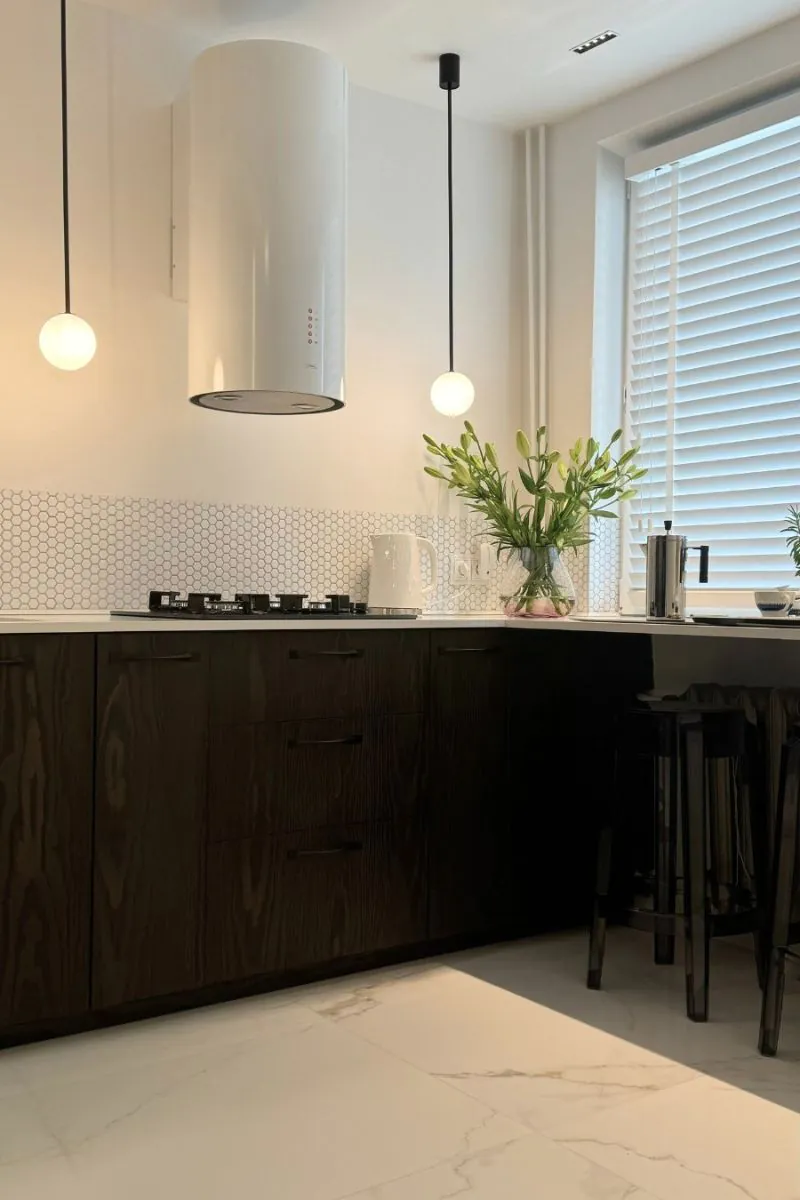 mieszaknia-w-stylu-loft-kuchnia-z-mozaika-heksagon-ma_y-bialy-matowy-raw-decor-zrodlo-ig-monika__nykiel