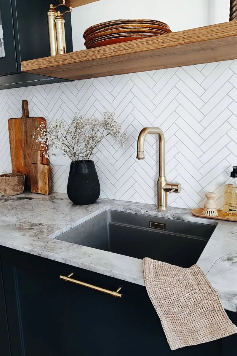 wnetrze-w-stylu-soft-loft-inspiracje-z-plytkami-jodelka-raw-decor-zrodlo-ig-marcelinazagorska