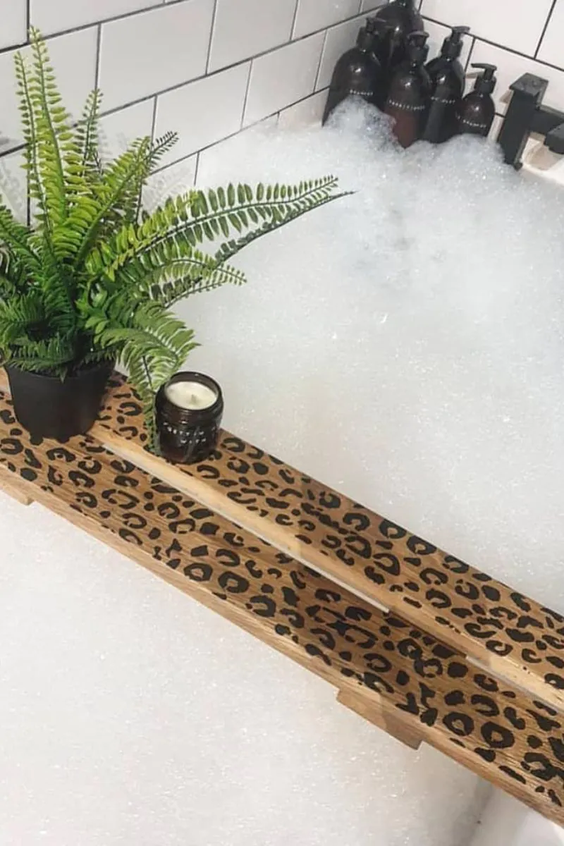 motyw-zwierzecy-w-modzie-safari-deseczka-w-cetki-zrodlo-ig-the_pink_door_terrace