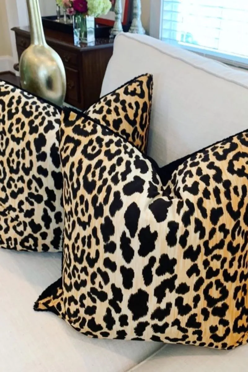 styl-safari-we-wnetrzu-za-pomoca-dodatkow-poduszki-w-cetki-zrodlo-ig-velouroriginals