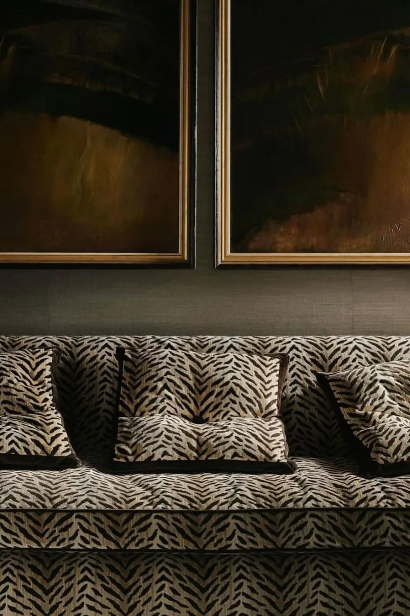 zwierzece-motywy-w-domu-kanapa-w-zwierzecy-print-inspiracje-raw-decor-zrodlo-ig-studiovanaken