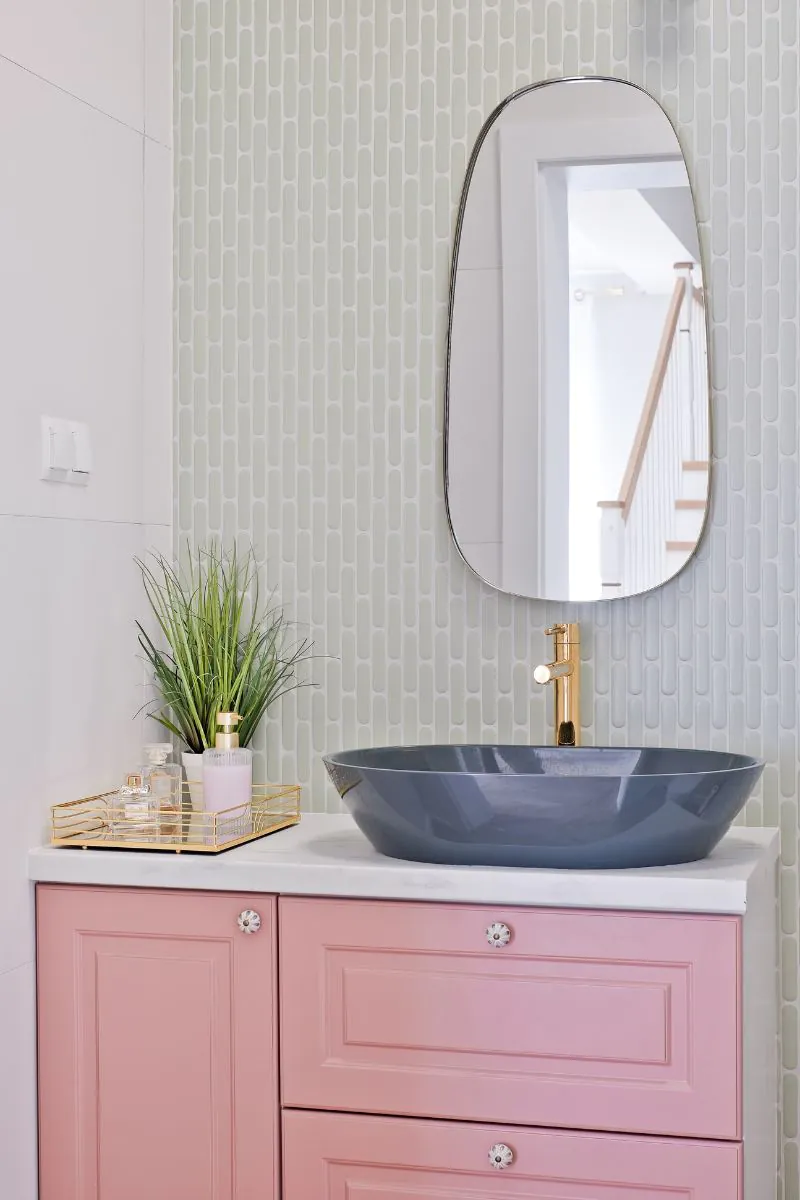 szalwiowe-plytki-w-lazience-na-scianie-za-lustrem-eclair-cherie-sage-matowy-raw-decor-trendy-2026