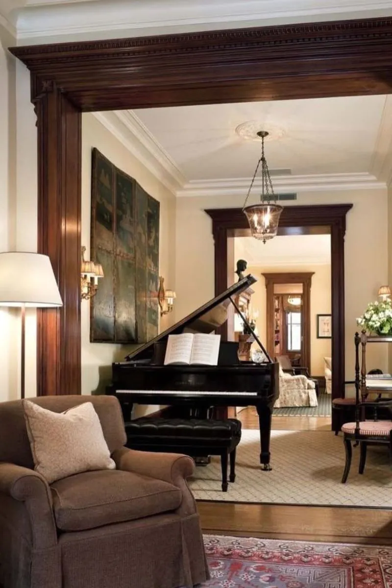 elegancki-salon-z-fortepianem-wnetrze-w-stylu-old-money-aesthetic-zrodlo-ig-0ldmoneydiary