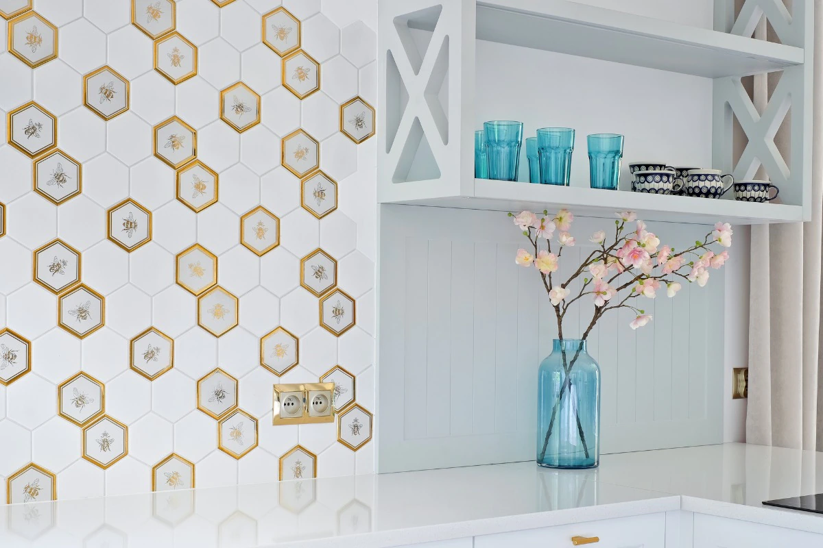 remont-kuchni-aranzacja-ze-zlote-plytki-heksagon-xl-queen-bee-gold-raw-decor-na-scianie