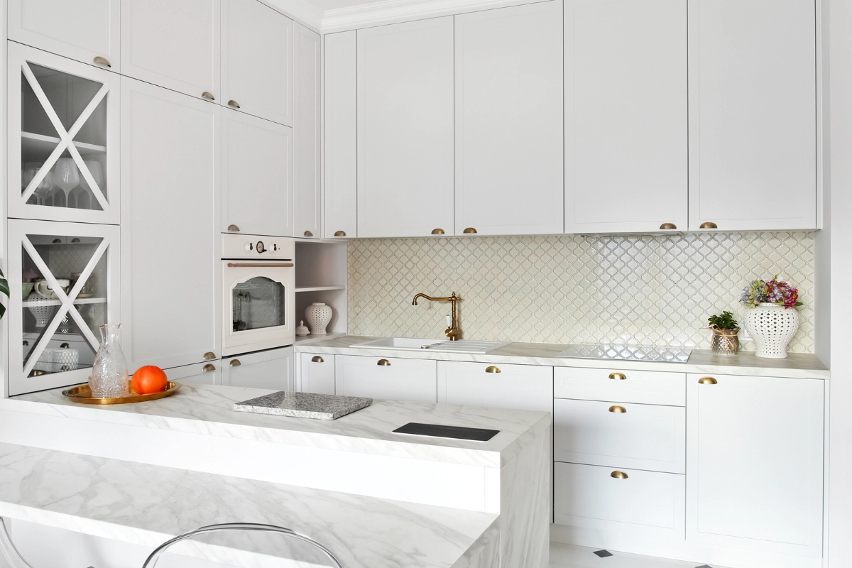 Od podłogi po ścianę: Aranżacje kuchni z płytkami Raw Decor!
