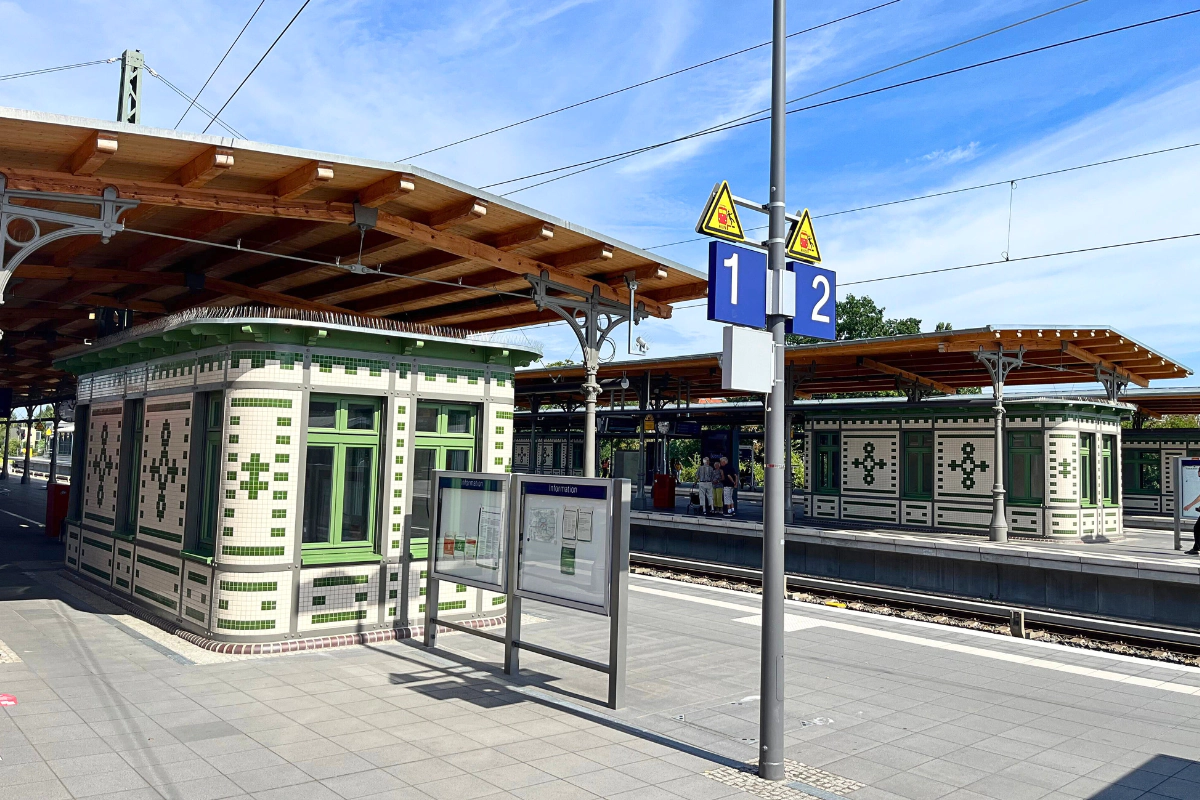 dworzec-berlin-schoneweide-renowacja-dworca-mozaika-raw-decor-wybrana-przed-konswerwator-zabytkow