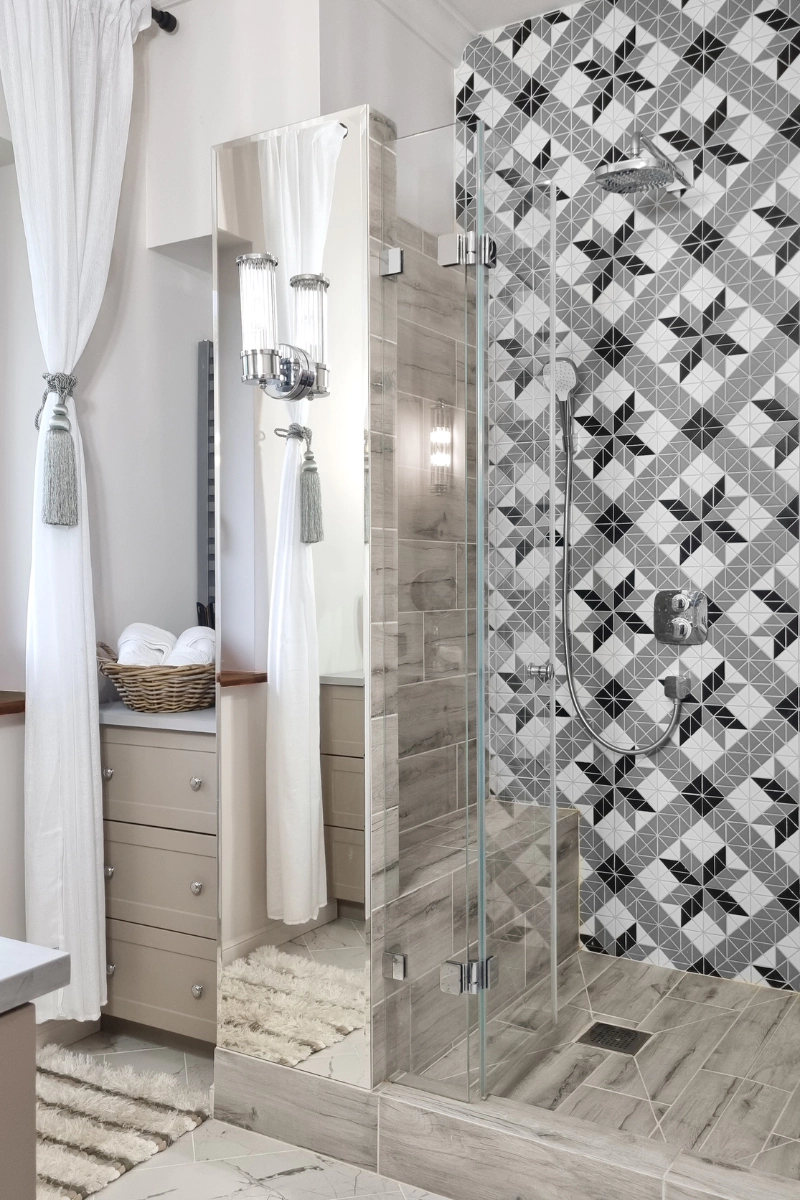 efektowne-mycie-plytek-w-lazience-mozaika-aztec-vector-grey-raw-decor-pod-prysznicem