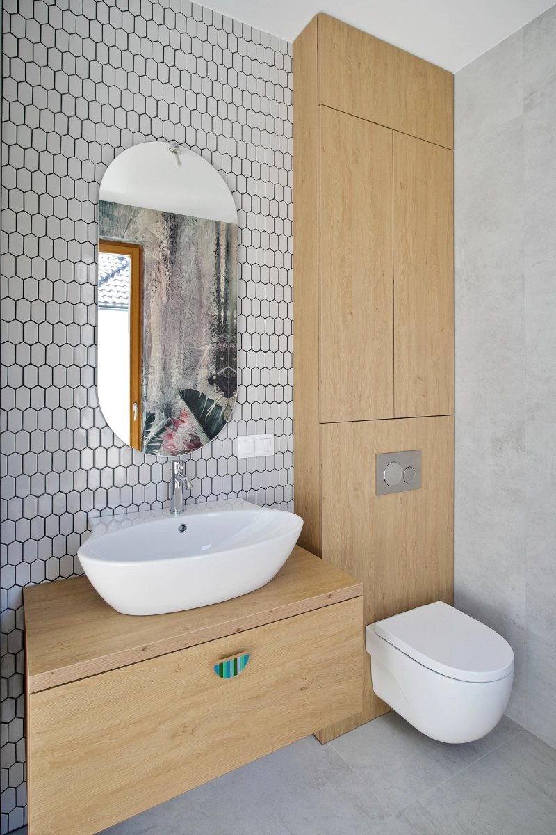 mycie-plytek-w-lazience-z-mozaika-heksalong-jasno-szary-raw-decor