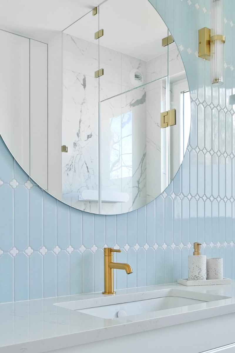 czy-warto-kupic-ekskluzywne-plytki-lazienkowe-w-sklepie-online-raw-decor-sciana-za-lustrem-z-mozaika-cecile