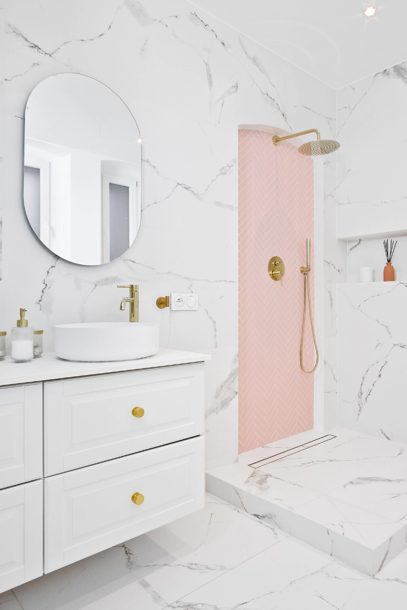 mozaika-lazienkowa-ekskluzywna-jodelka-xl-pink-matowa-raw-decor-na-scianie-pod-prysznicem