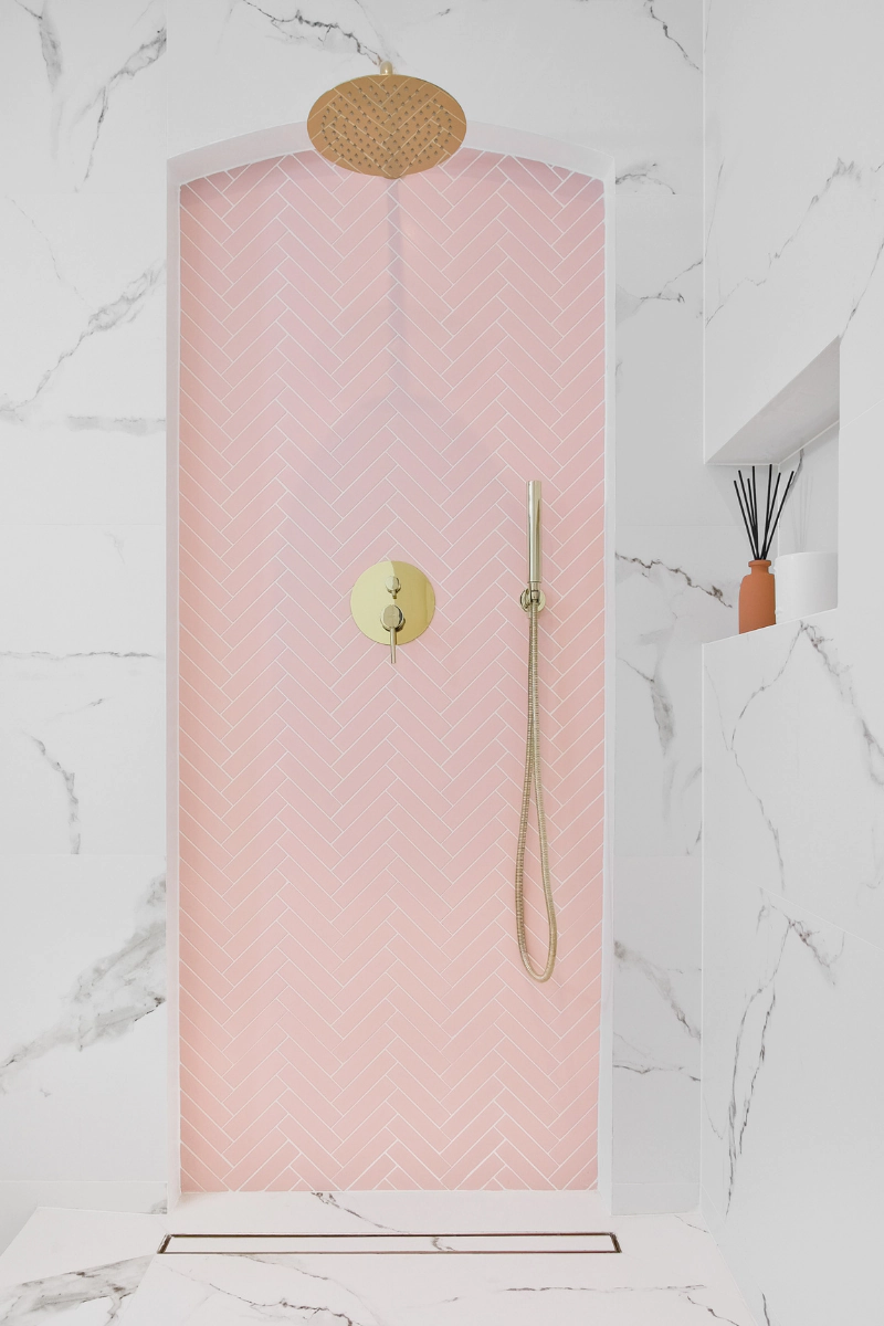 plytki-luksusowe-do-lazienki-jodelka-xl-pink-matowa-raw-decor-na-scianie-pod-prysznicem
