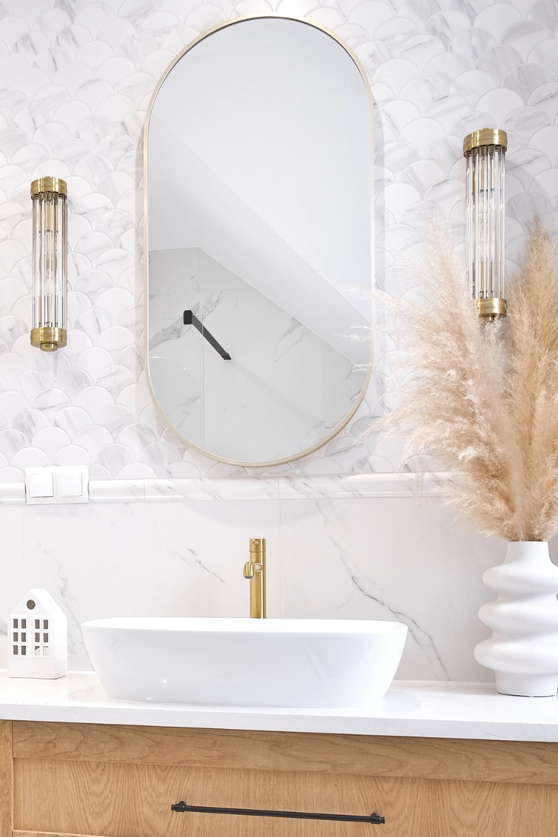 premium-plytki-lazienkowe-wady-i-zalety-wnetrze-z-moaika-flabellum-marble-matowy-raw-decor