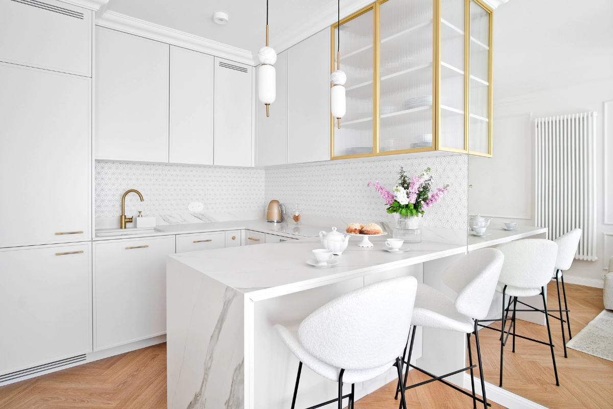 elegancka-jadalnia-silent-luxury-z-plytkami-raw-decor