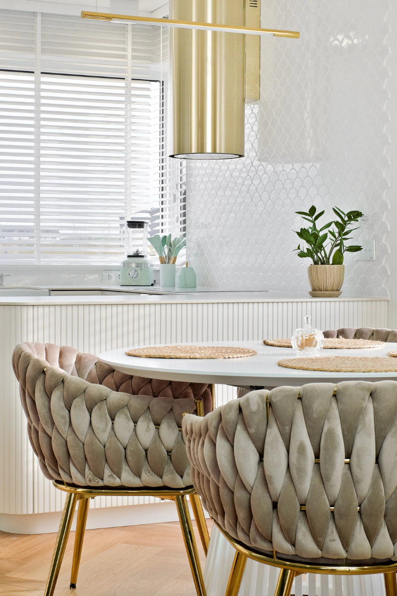 quiet-luxury-w-aranzacji-jadalni-plytki-flabellum-white-polysk-na-scianie-jadalni-raw-decor