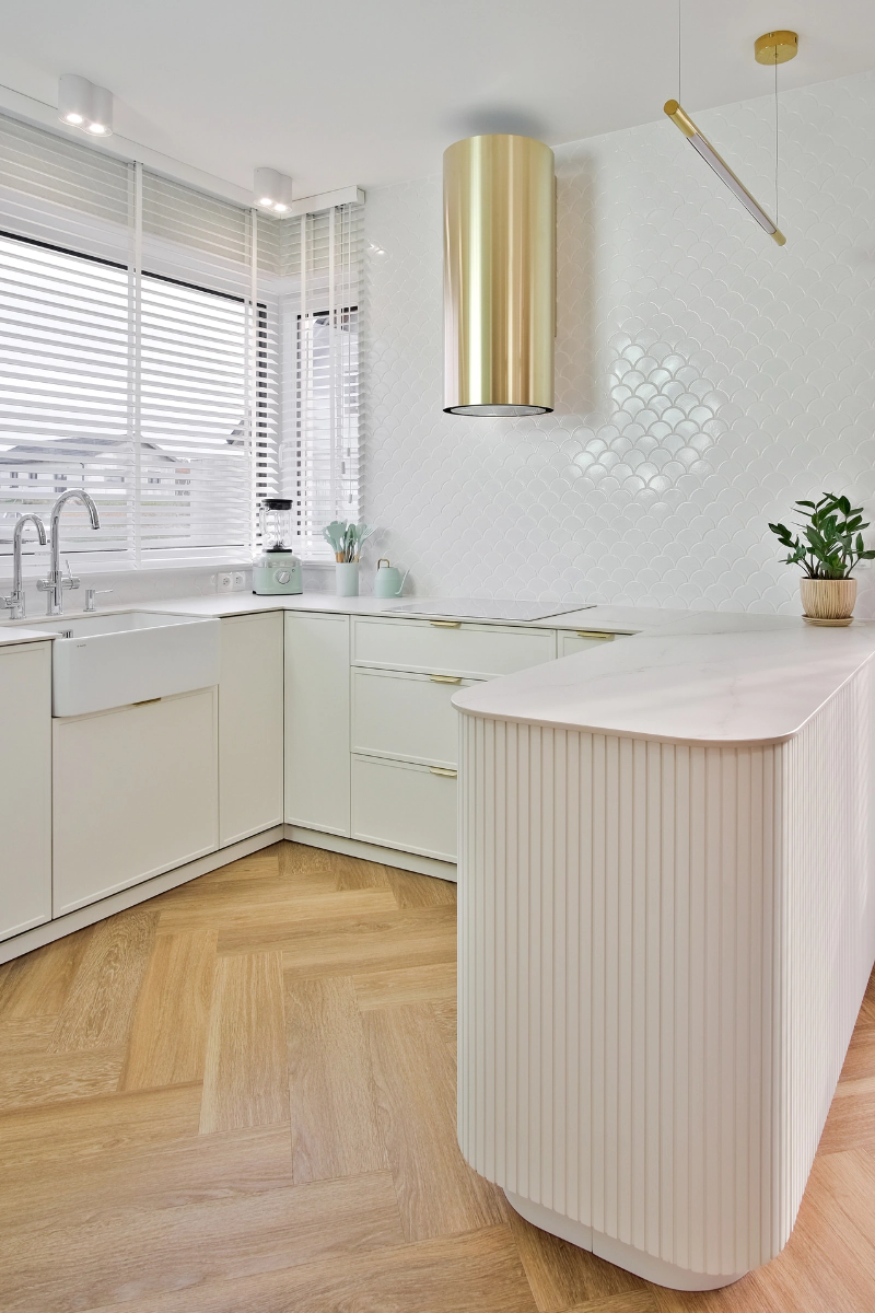 kuchnia-z-jadalnia-w-stylu-cichego-luksusu-ekskluzywne-wnetrze-z-mozaika-raw-decor