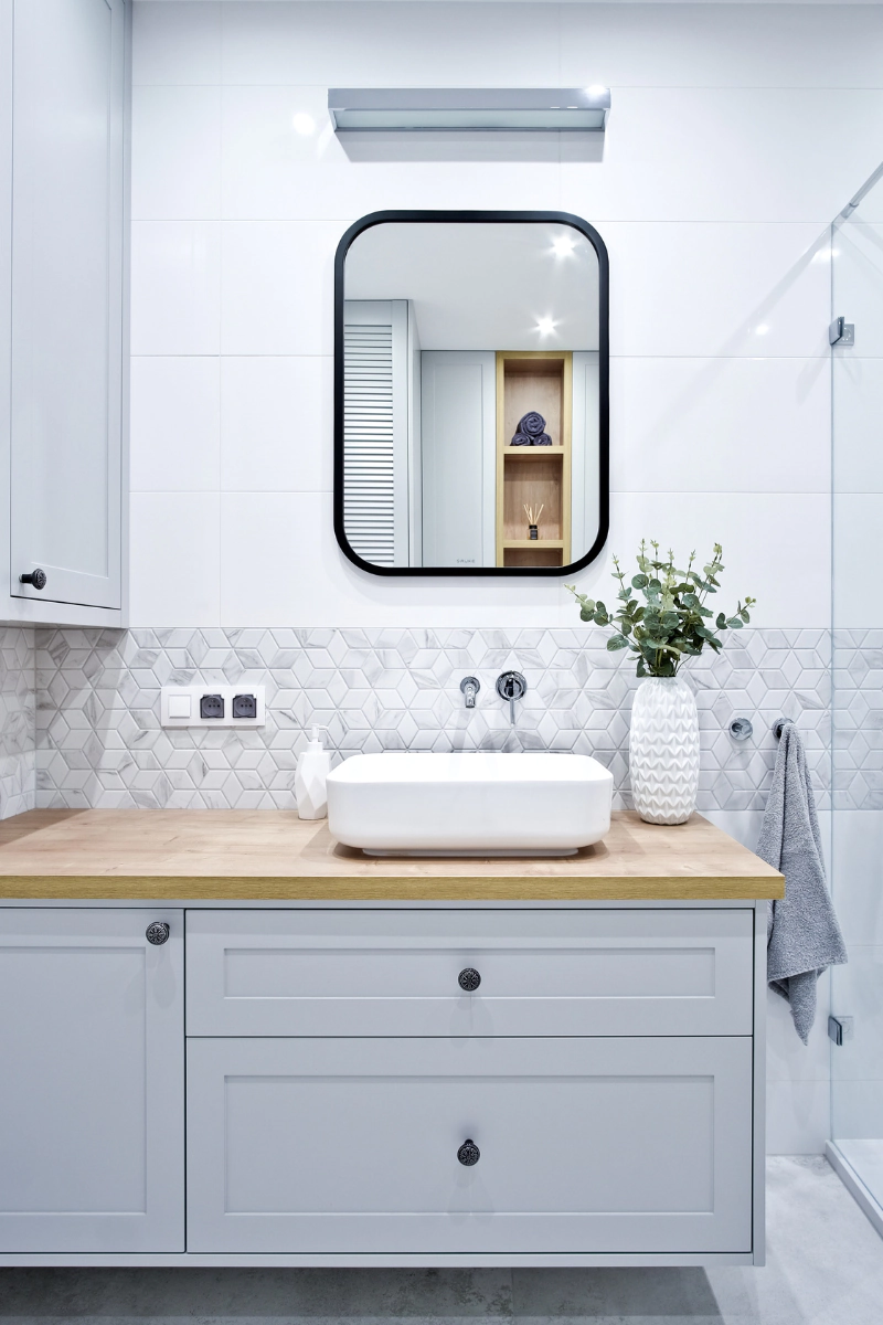 lazienka-w-jesiennym-stylu-plytki-diamond-marble-na-scianie-raw-decor_1