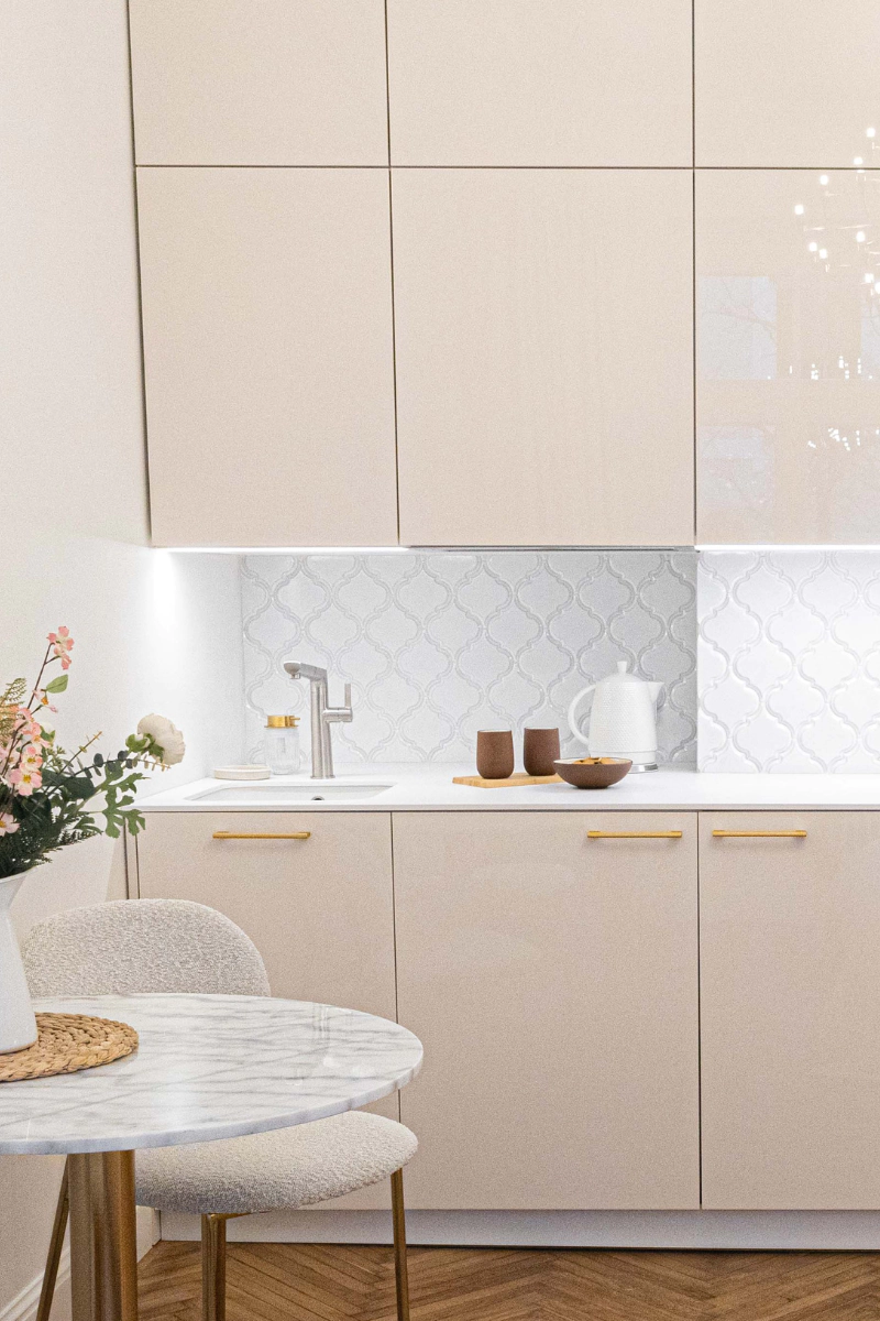 bez-kaszmirowy-a-piaskowy-roznice-w-odcieniu-poradnik-raw-decor