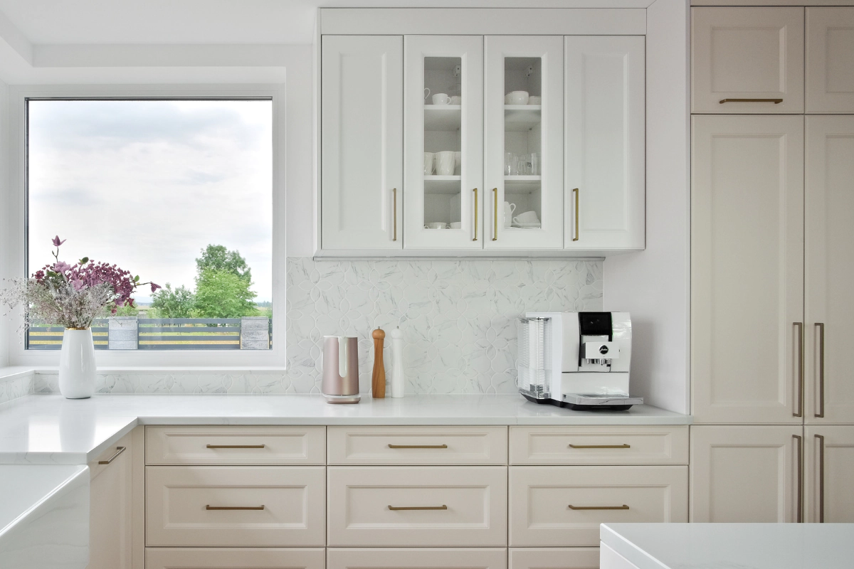 bez-kaszmirowy-w-aranzacji-kuchni-z-mozaika-szklana-lotus-marble-matowy-raw-decor