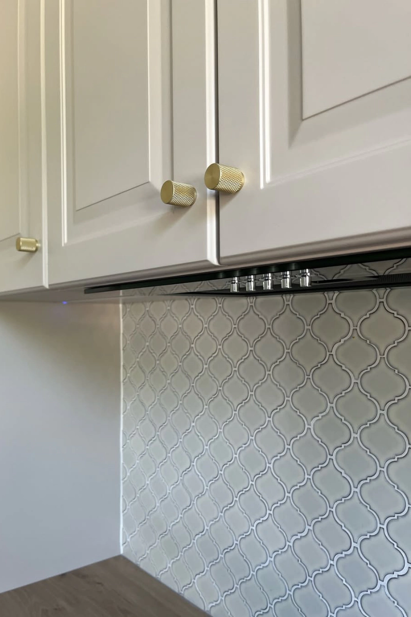 kaszmirowe-mozaiki-raw-decor-do-kuchni-arabeska-srednia-kremowa-polysk-zrodlo-ig-annamartaa