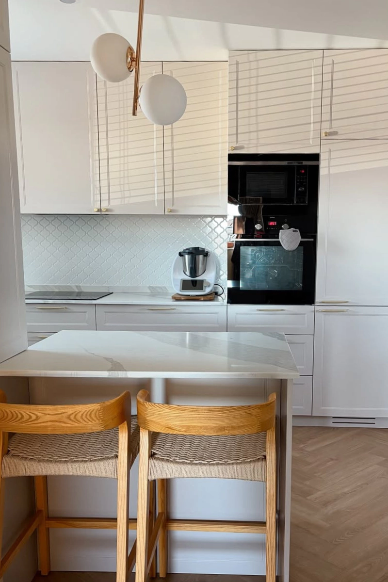 meble-w-kolorze-kaszmiru-do-kuchni-biale-plytki-raw-decor-na-sciane-zrodlo-ig-annamartaa