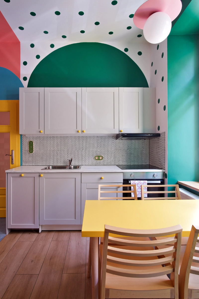 inspiracje-wnetrzarskie-z-lat-80-kolorowa-kuchnia-z-mozaika-candy-bialy-polysk-raw-decor-zrodlo-ig-krakowiaki_