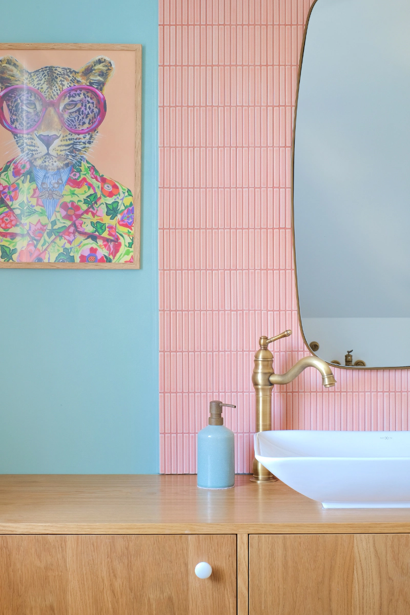 inspiracje-wnetrzarskie-z-lat-80-plytki-patyczki-stick-pink-polysk-raw-decor