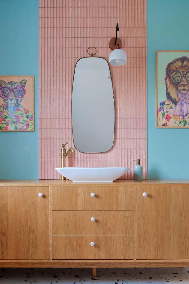 plytki-geometryczne-stick-pink-polysk-raw-decor-w-aranzacji-inspirowanej-latami-80