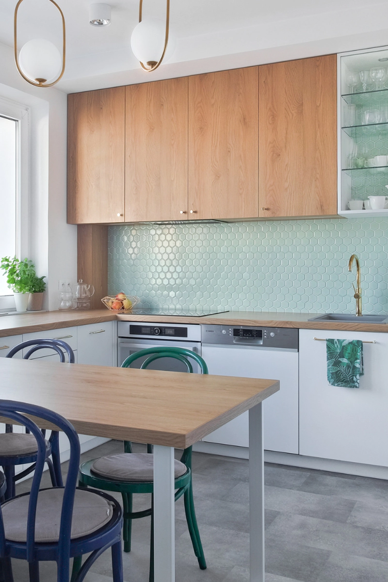 jakie-sa-teraz-modne-plytki-w-kuchni-szalwiowa-mozaika-heksagon-duzy-light-moss-raw-decor