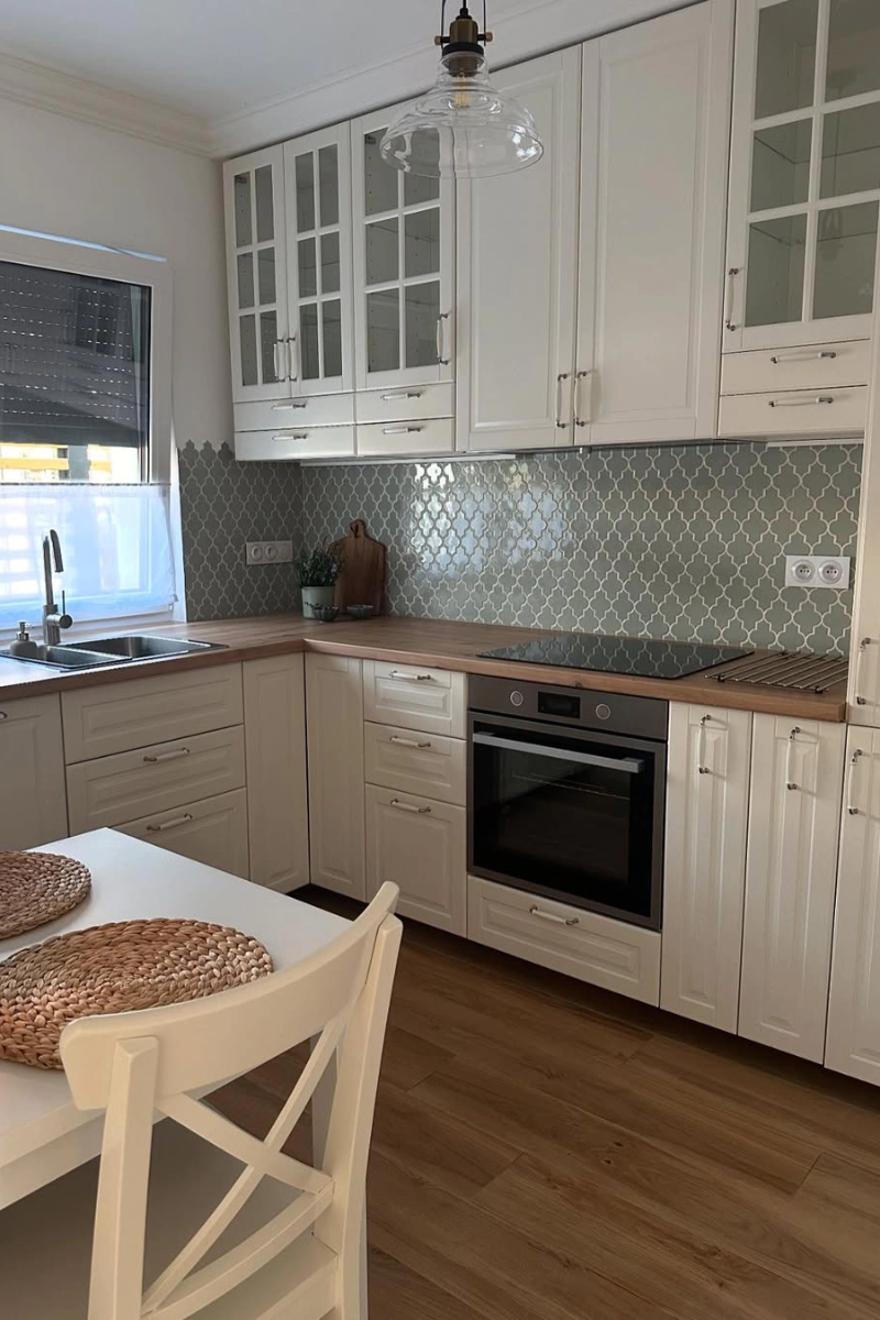 kolor-szalwiowy-w-kuchni-na-plytkach-arabeska-dover-sage-polysk-raw-decor-zrodlo-ig-teko_wykonczenia