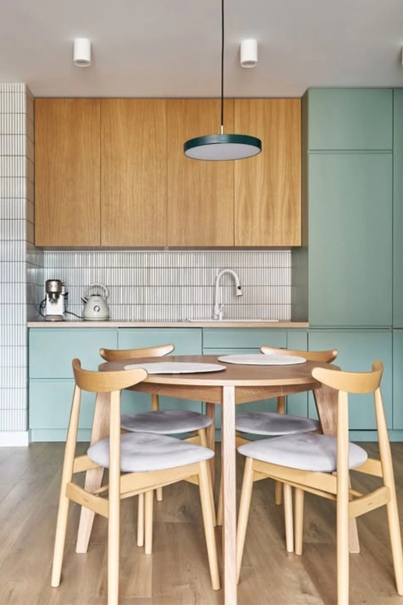 szalwiowe-meble-kuchenne-z-bialymi-plytkami-stick-bialy-matowy-raw-decor-drewniane-dodatki-zrodlo-ig-projektywnetrzkozak
