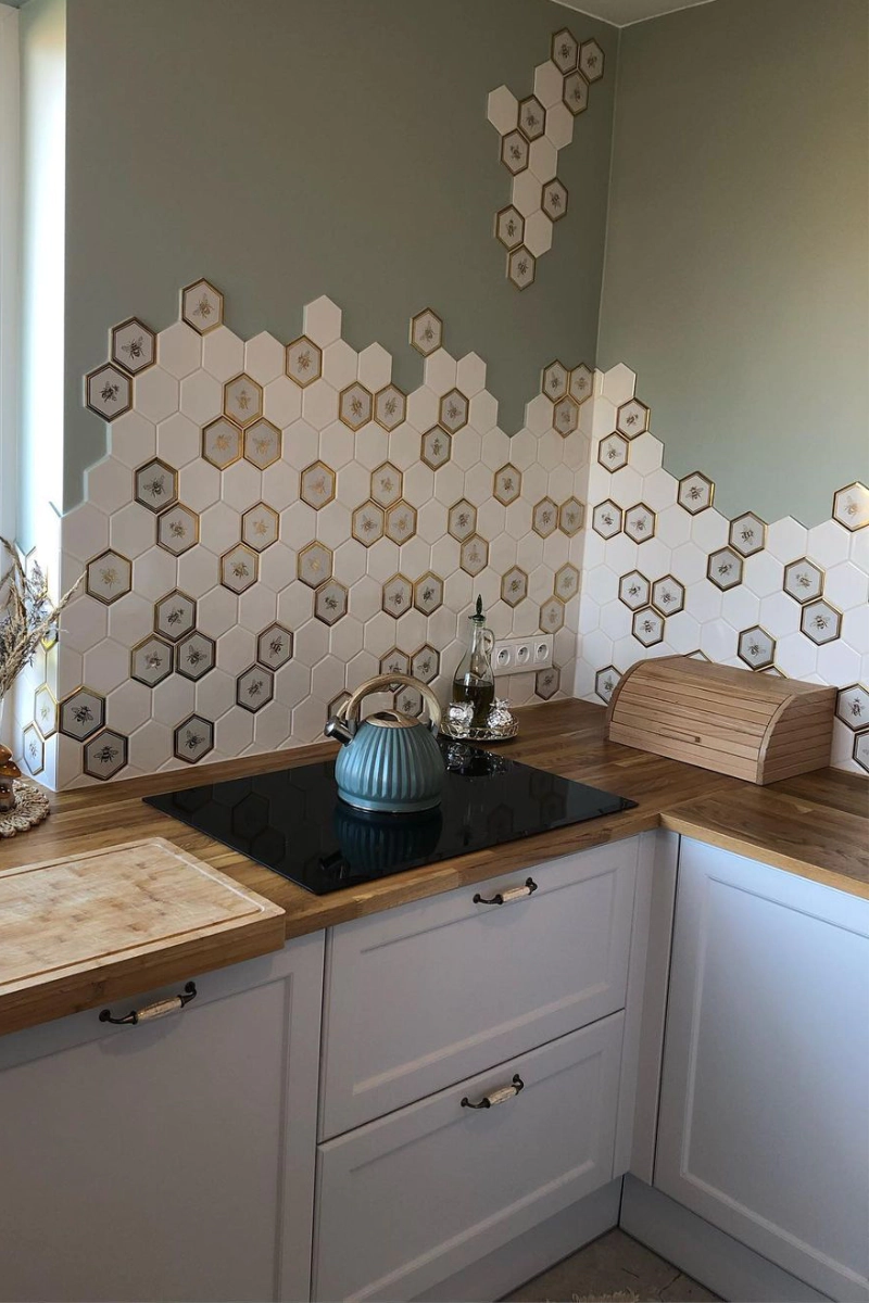 szalwiowy-kolor-scian-w-kuchni-zestawiony-z-plytkami-heksagon-xl-queen-bee-raw-decor-drewnianym-blatem-zrodlo-ig-sielski_dom_nad_jeziorem