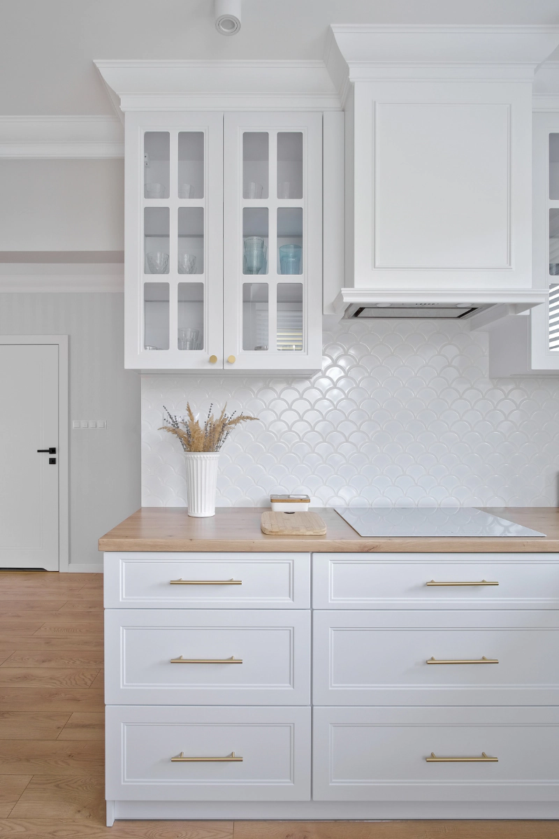 fartuch-kuchenny-flabellum-white-raw-decor-najpierw-plytki-pozniej-meble-czy-na-odwrot