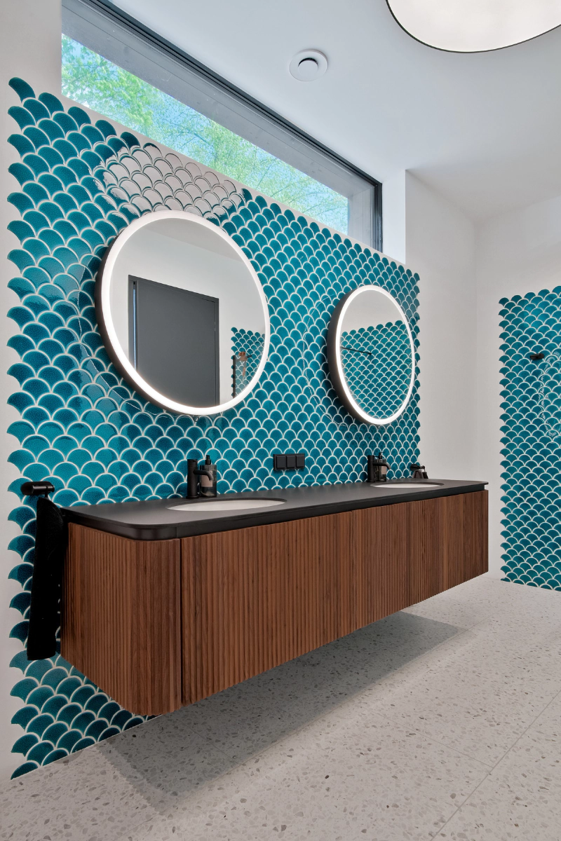 plytki-ceramiczne-flabellum-blue-lagoon-raw-decor-w-lazience-ukladanie-plytek-co-pierwsze-plytki-meble