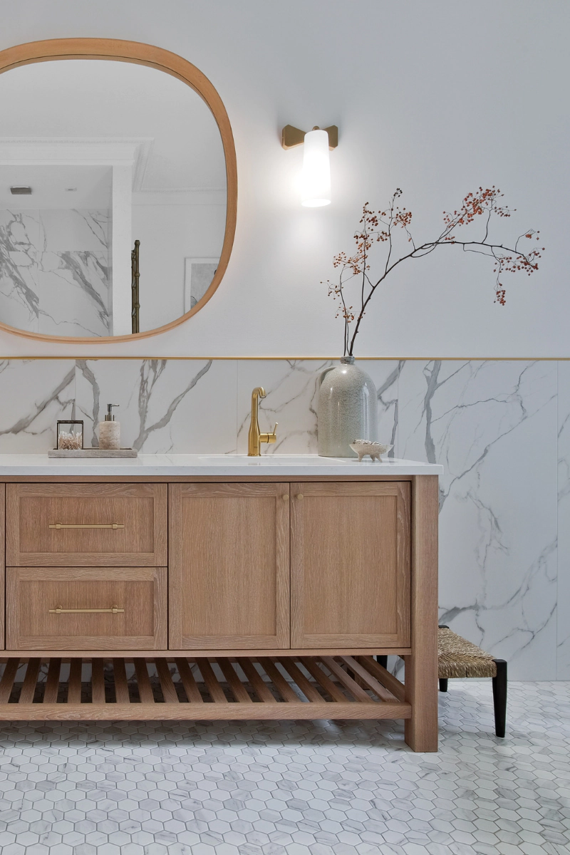 jak-dopasowac-plytki-podlogowe-do-wnetrza-aranzacja-lazienki-z-heksagon-duzy-marble-matowy-bestsellery-raw-decor